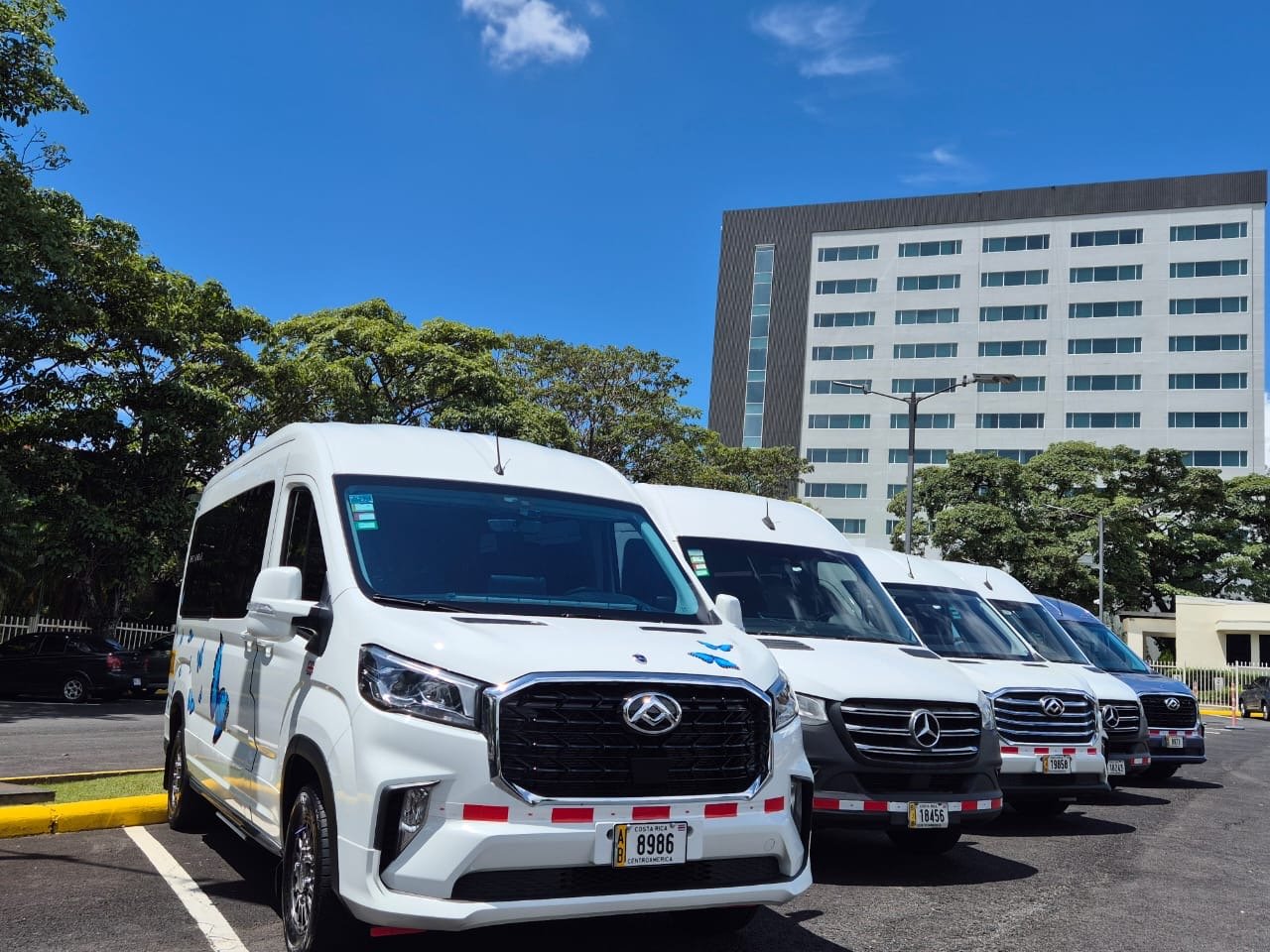 Vehículos Reliable frente a un hotel